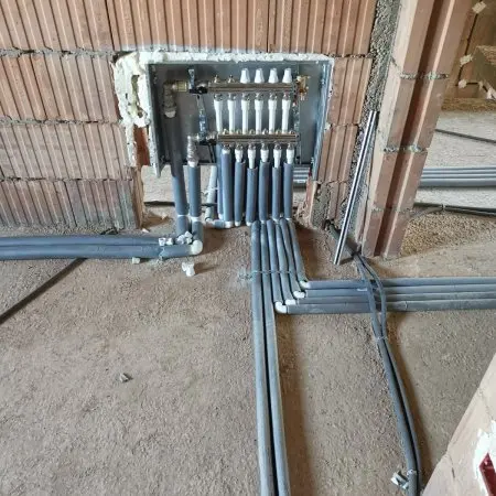 Încălzirea în pardoseală vs radiatoare: avantaje, dezavantaje și costuri explicate