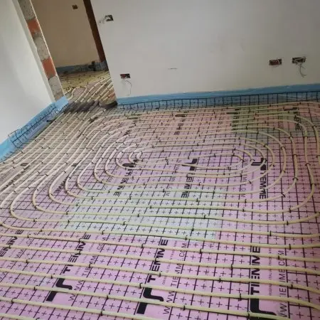 Încălzirea în pardoseală vs radiatoare: avantaje, dezavantaje și costuri explicate